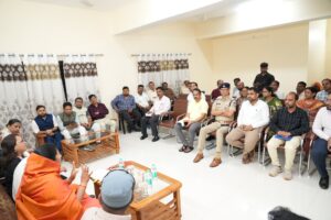 डिंडोरी जिले के अधिकारियों के साथ बैठक लेती कैबिनेट मंत्री संपतिया उईके